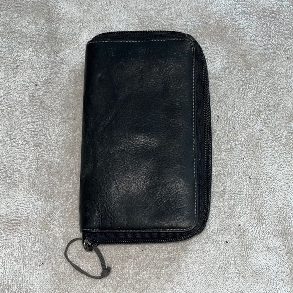 Mundi Brand black leather organizer wallet